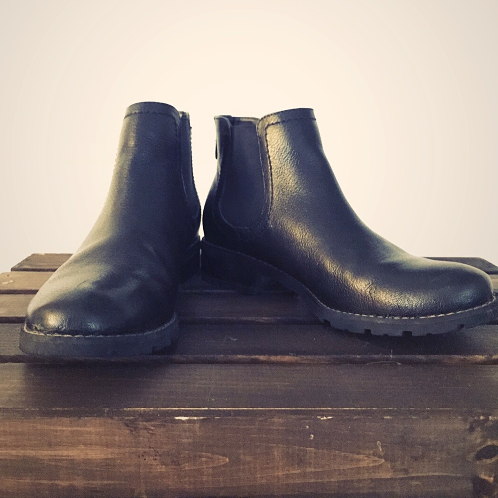 Sofft Black Leather Chelsea Boots